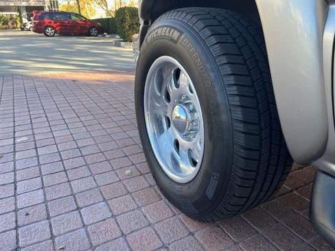 Used 2001 Chevrolet Suburban 2500 LT w/ LT Preferred Equipment Group image 32