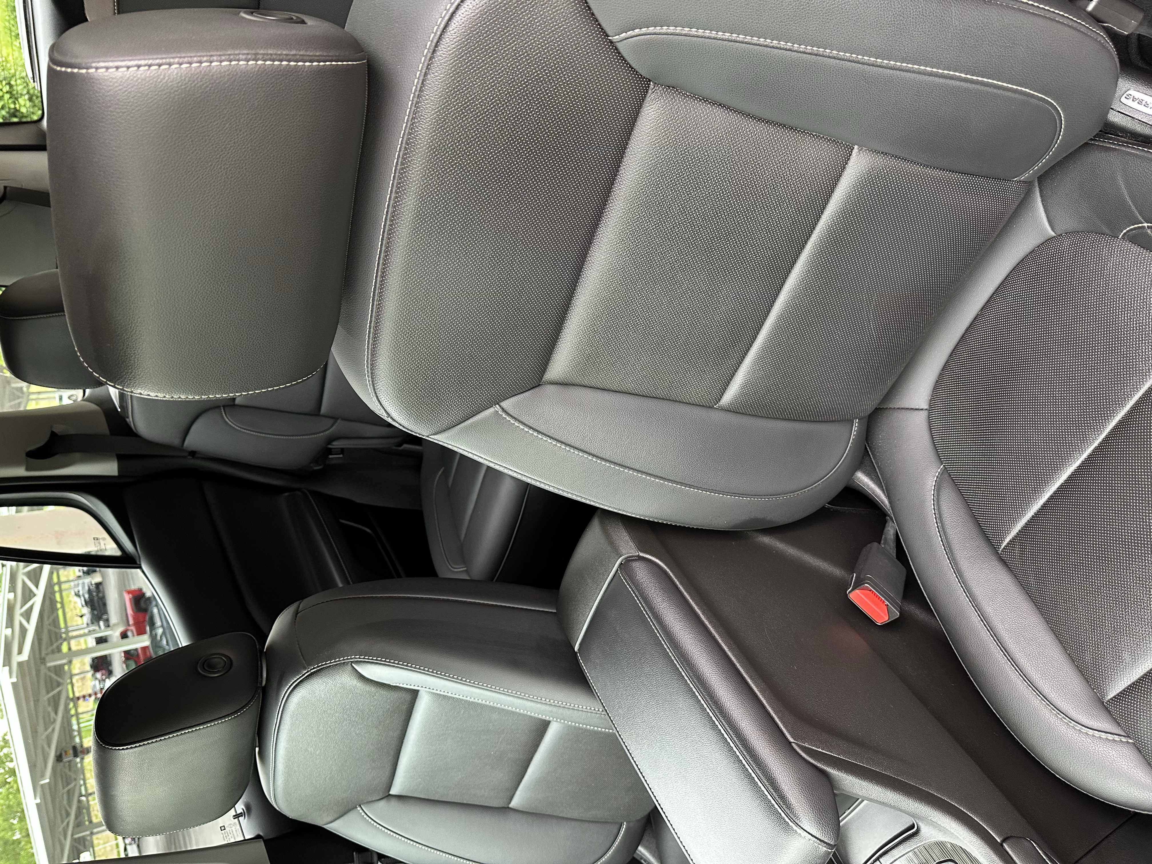 Used 2023 GMC Acadia SLT FWD image 8
