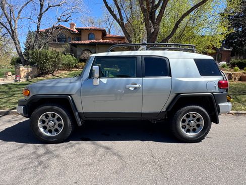 Used 2012 Toyota FJ Cruiser 4WD w/ Upgrade Pkg image 1