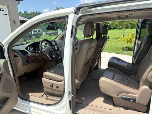 Used 2012 Chrysler Town & Country Touring-L w/ Entertainment Group #2 FWD image 8