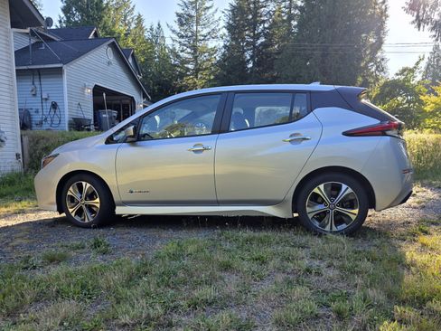 Used 2018 Nissan Leaf SV FWD image 11