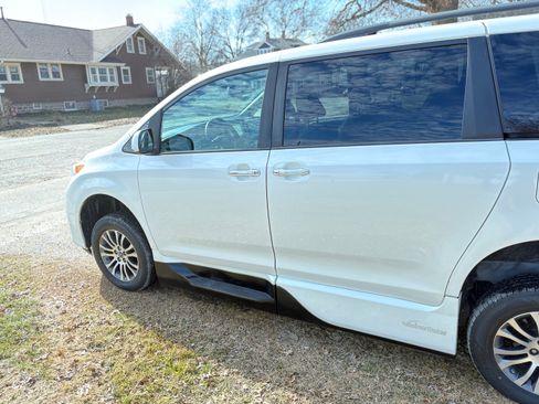 Used 2018 Toyota Sienna XLE image 2