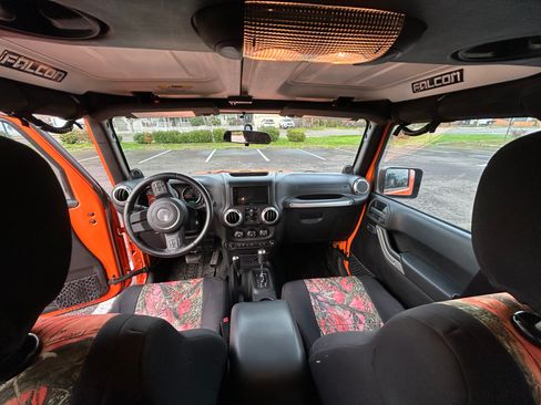 Used 2012 Jeep Wrangler Unlimited Rubicon w/ Connectivity Group image 11