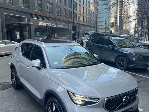 Used 2025 Volvo XC40 B5 Core image 1