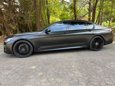 Used 2017 BMW 750i RWD image 8