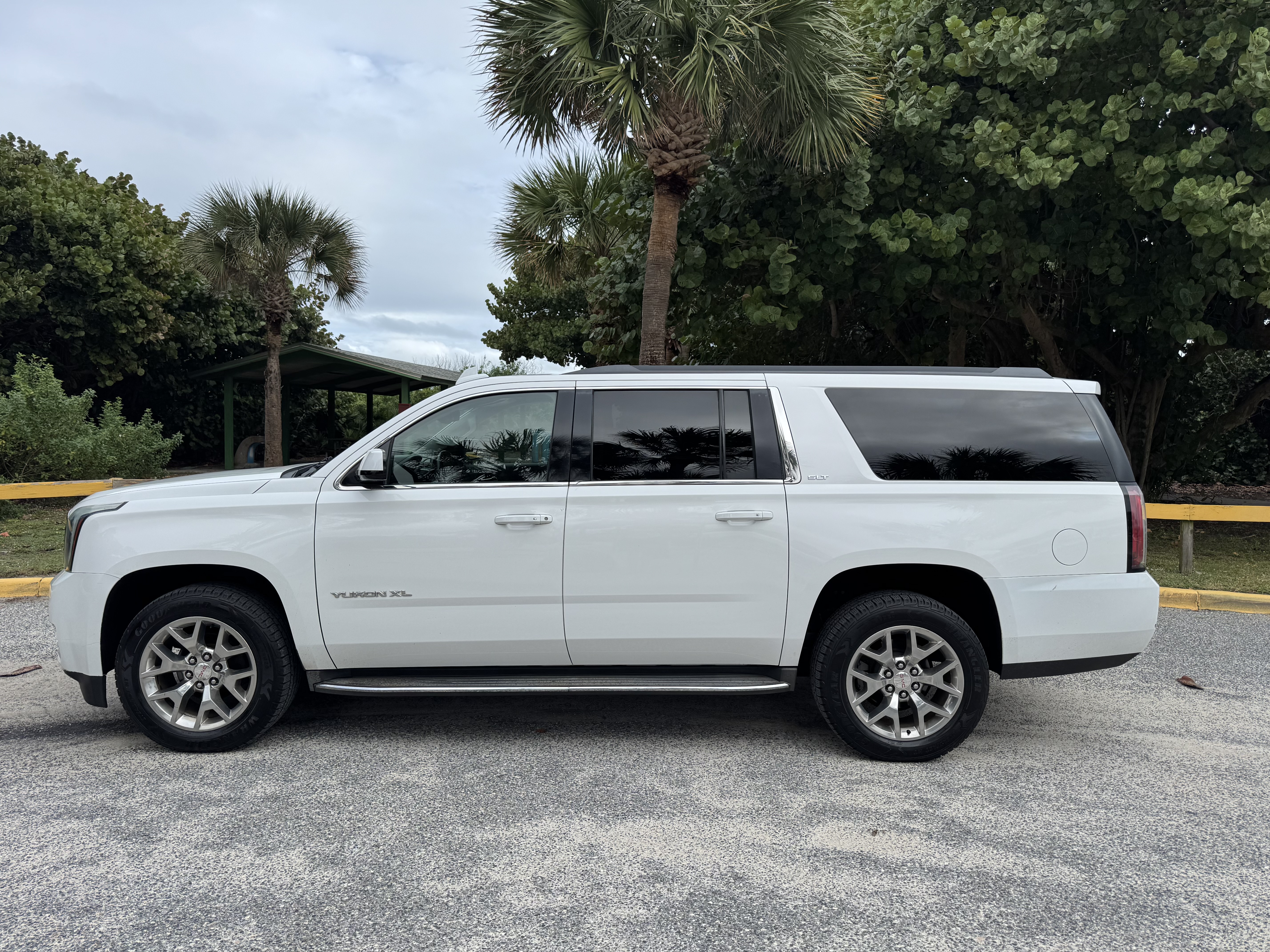 Used 2015 GMC Yukon XL SLT w/ Open Road Package AWD/4WD image 1