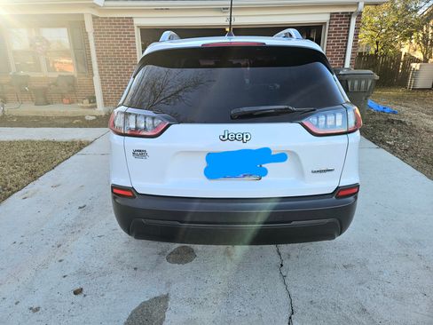 Used 2019 Jeep Cherokee Latitude Plus w/ Comfort/Convenience Group image 9