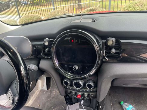 Used 2022 MINI Cooper 2-Door Hardtop w/ Premium Package image 10