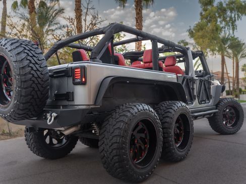 Used 2017 Jeep Wrangler Unlimited Rubicon w/ Connectivity Group image 8