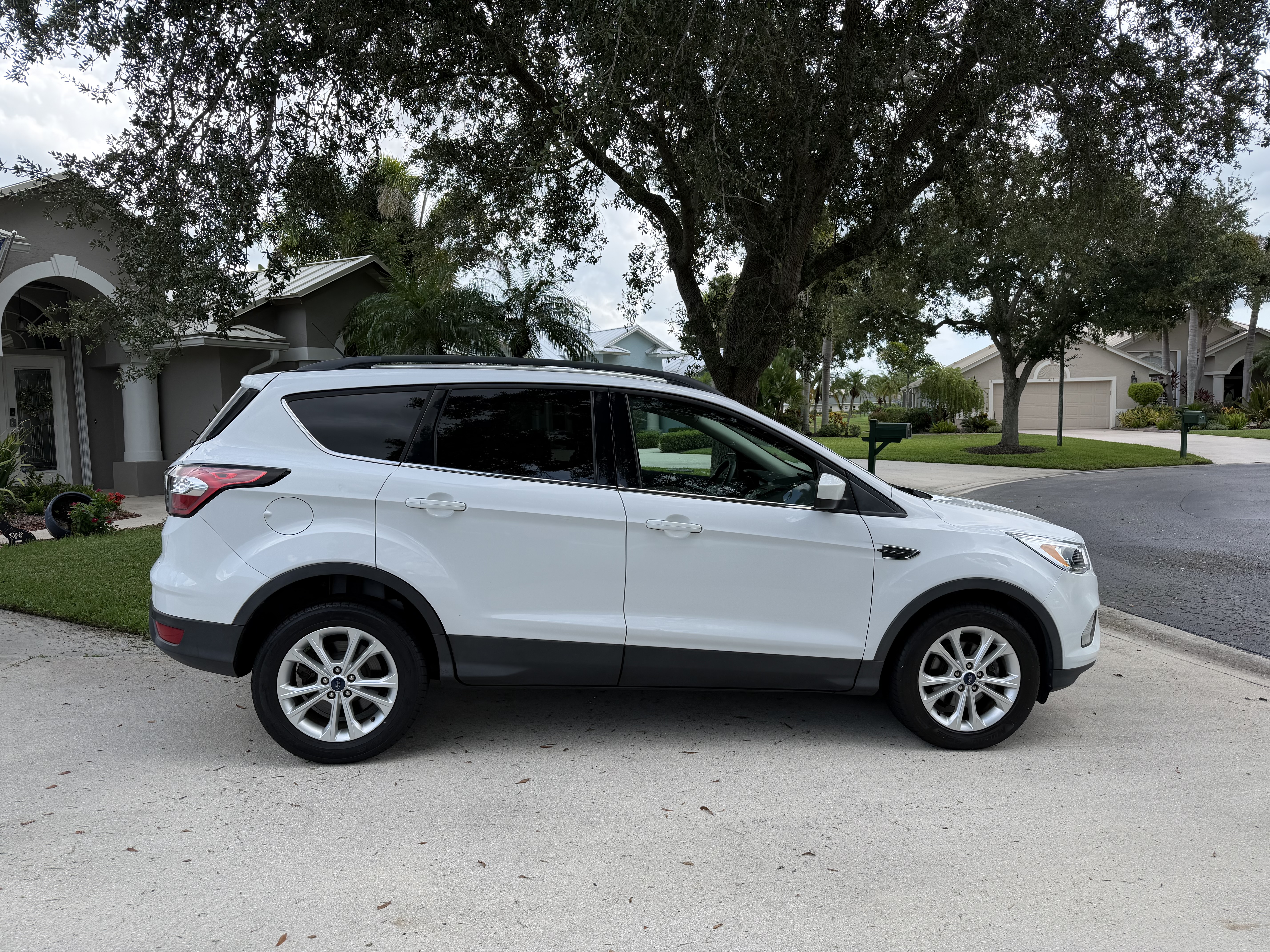 Used 2018 Ford Escape SE FWD image 2