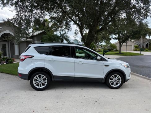 Used 2018 Ford Escape SE FWD image 2