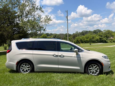 Used 2021 Chrysler Pacifica Touring-L FWD image 1