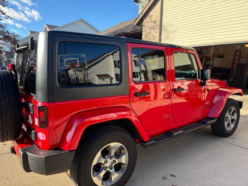 Used 2017 Jeep Wrangler Unlimited Sahara w/ Connectivity Group image 9