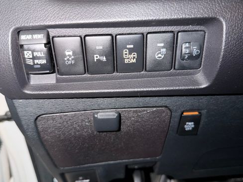 Used 2015 Toyota Sienna Limited Premium FWD image 12