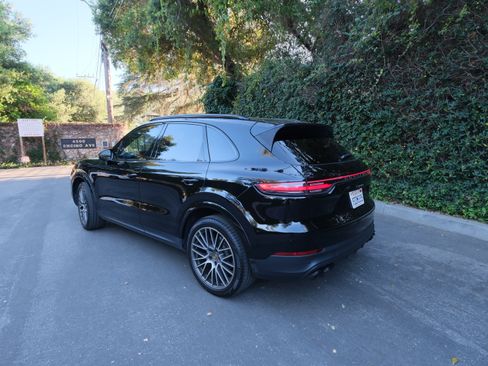 Used 2022 Porsche Cayenne Platinum Edition image 6