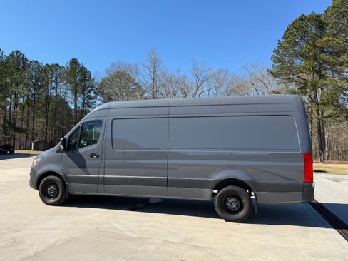 Used 2022 Mercedes-Benz Sprinter 2500 image 4