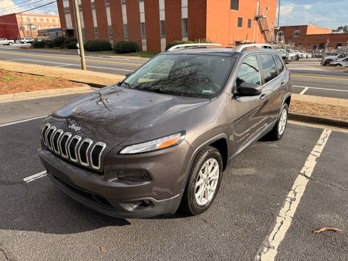 Used 2018 Jeep Cherokee Latitude Plus w/ Comfort/Convenience Group image 1