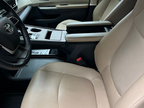 Used 2021 Toyota Sienna XLE image 5