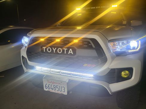 Used 2017 Toyota Tacoma TRD Off-Road w/ Tow Package (A/T) image 4