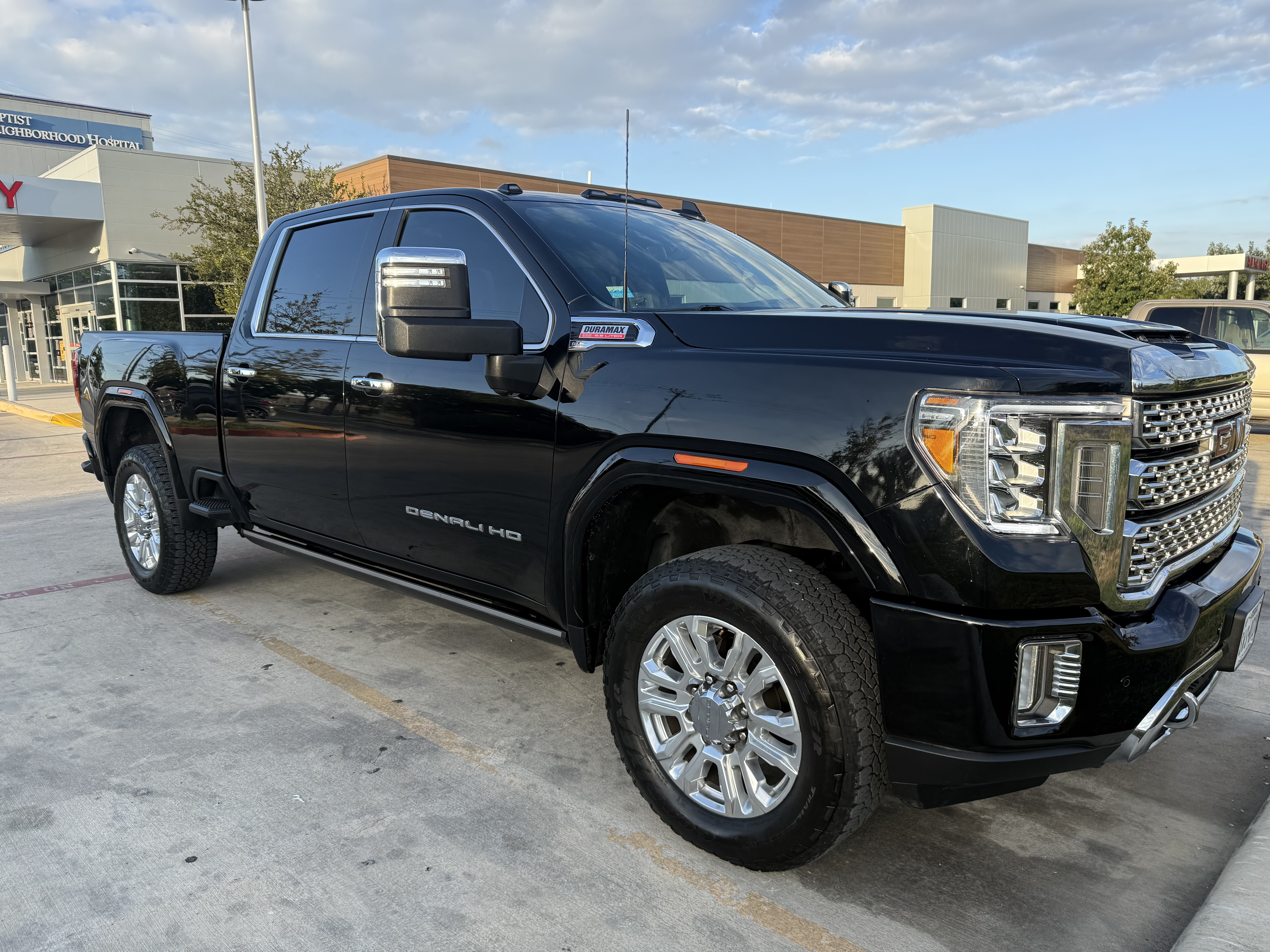 Used 2023 GMC Sierra 2500 Denali w/ Denali Ultimate Package AWD/4WD image 2