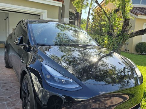 Used 2023 Tesla Model Y Performance AWD/4WD image 1