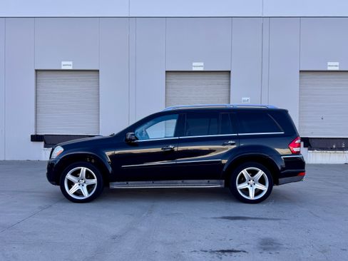 Used 2011 Mercedes-Benz GL 550 4MATIC image 2
