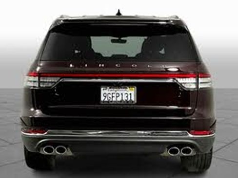 Used 2023 Lincoln Aviator Reserve w/ Equipment Group 201A RWD image 2