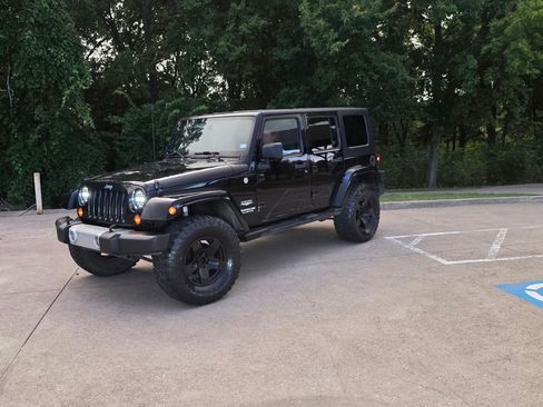 Used 2010 Jeep Wrangler Unlimited Sahara w/ Dual Top Group AWD/4WD image 6