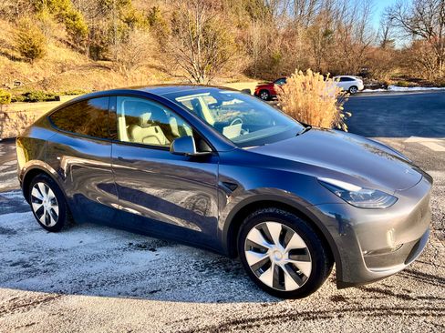 Used 2023 Tesla Model Y Long Range image 1
