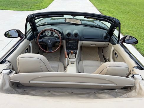 Used 2000 MAZDA MX-5 Miata RWD image 16