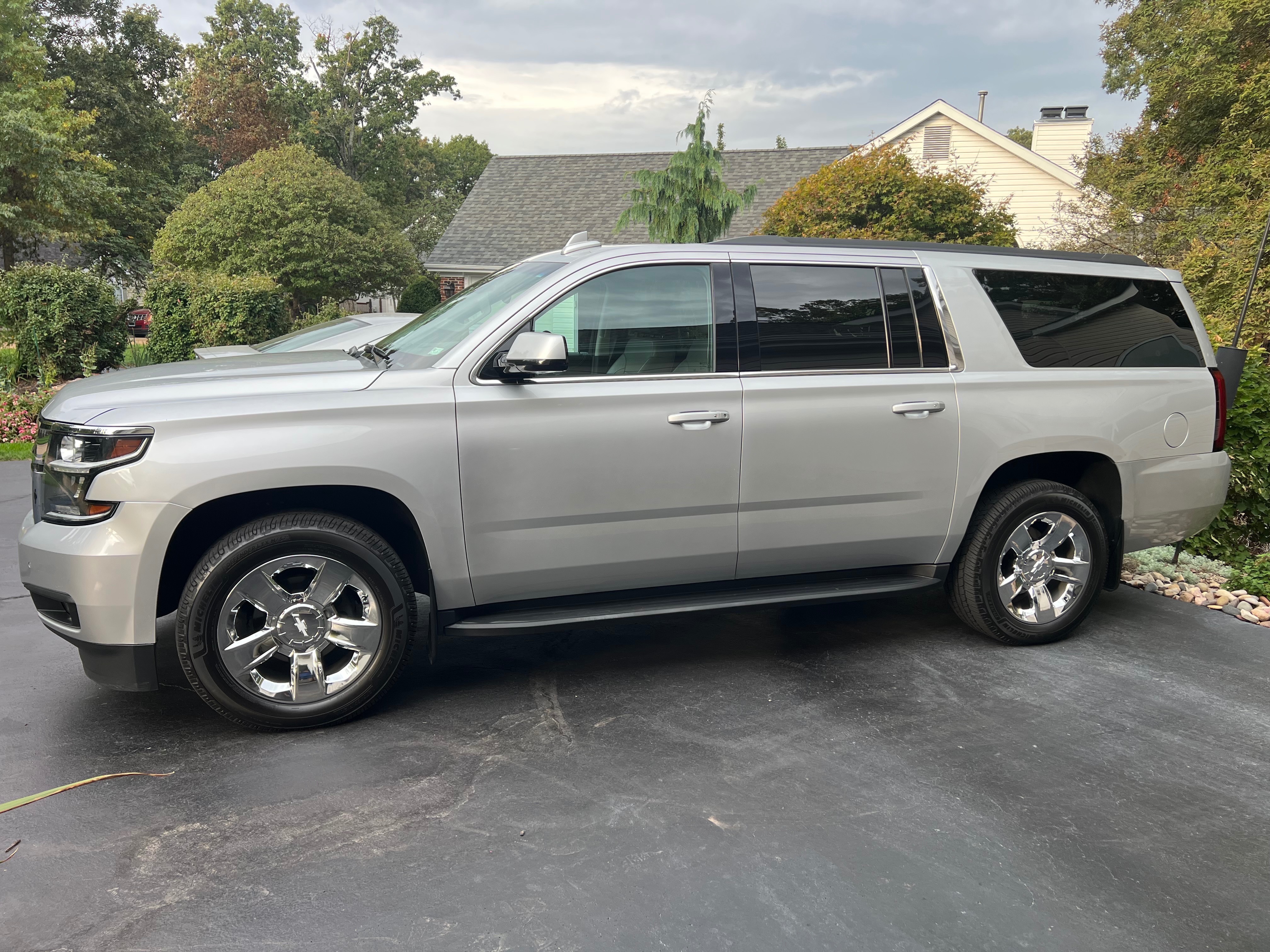 Used 2020 Chevrolet Suburban LT image 1