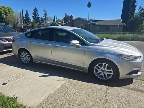 Used 2016 Ford Fusion SE image 1