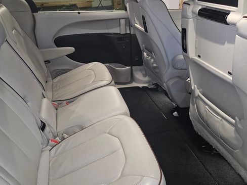 Used 2020 Chrysler Pacifica Limited image 18