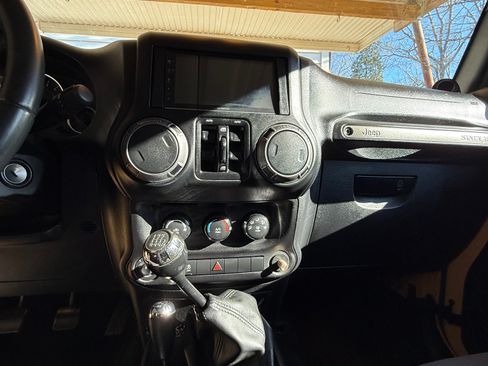 Used 2013 Jeep Wrangler Unlimited Sport image 15