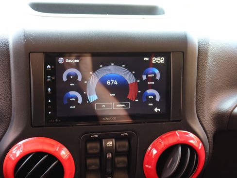 Used 2015 Jeep Wrangler Unlimited Sahara AWD/4WD image 18