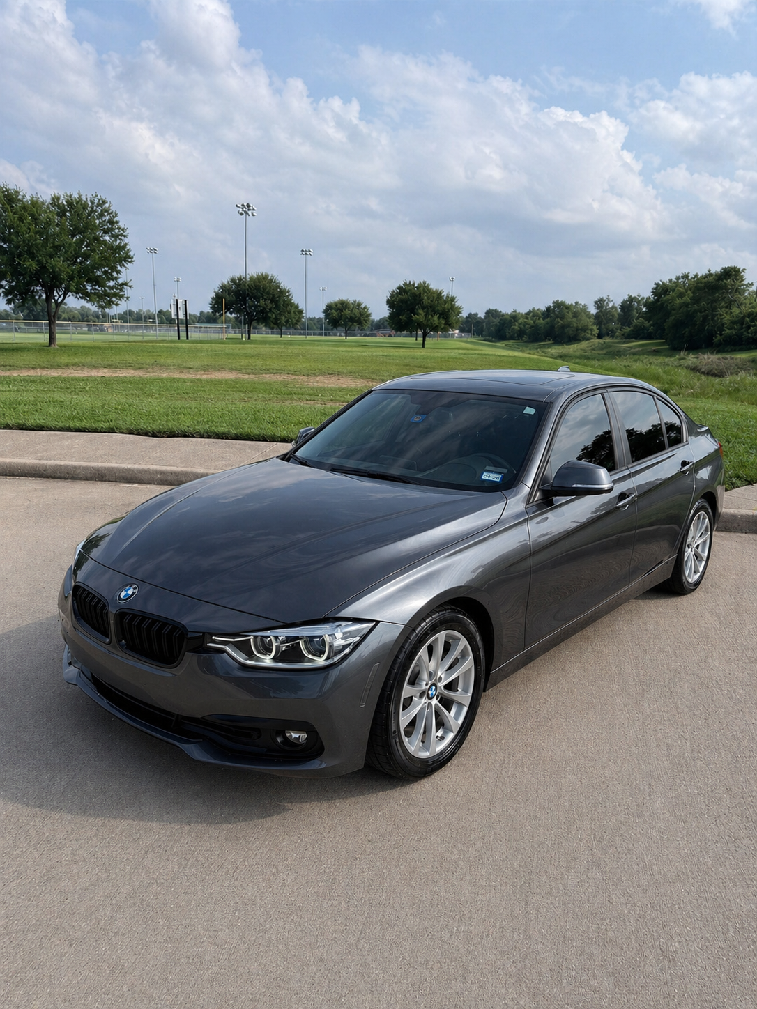 Used 2018 BMW 320i Sedan RWD image 2
