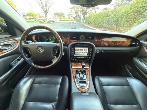 Used 2004 Jaguar XJ8 image 6