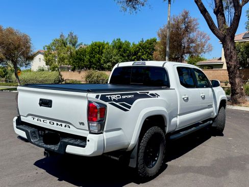 Used 2022 Toyota Tacoma TRD Sport w/ Technology Package RWD image 2