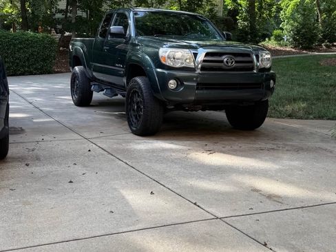 Used 2010 Toyota Tacoma PreRunner RWD image 2