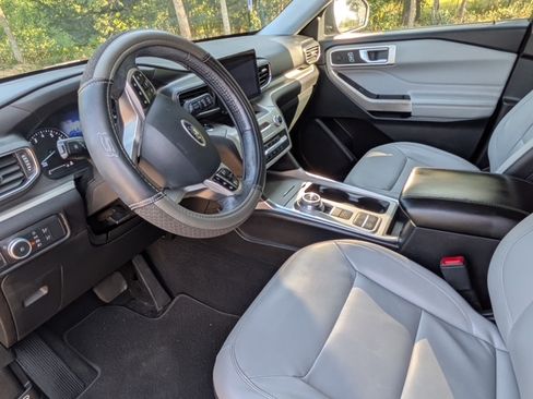 Used 2021 Ford Explorer XLT w/ Equipment Group 202A RWD image 11