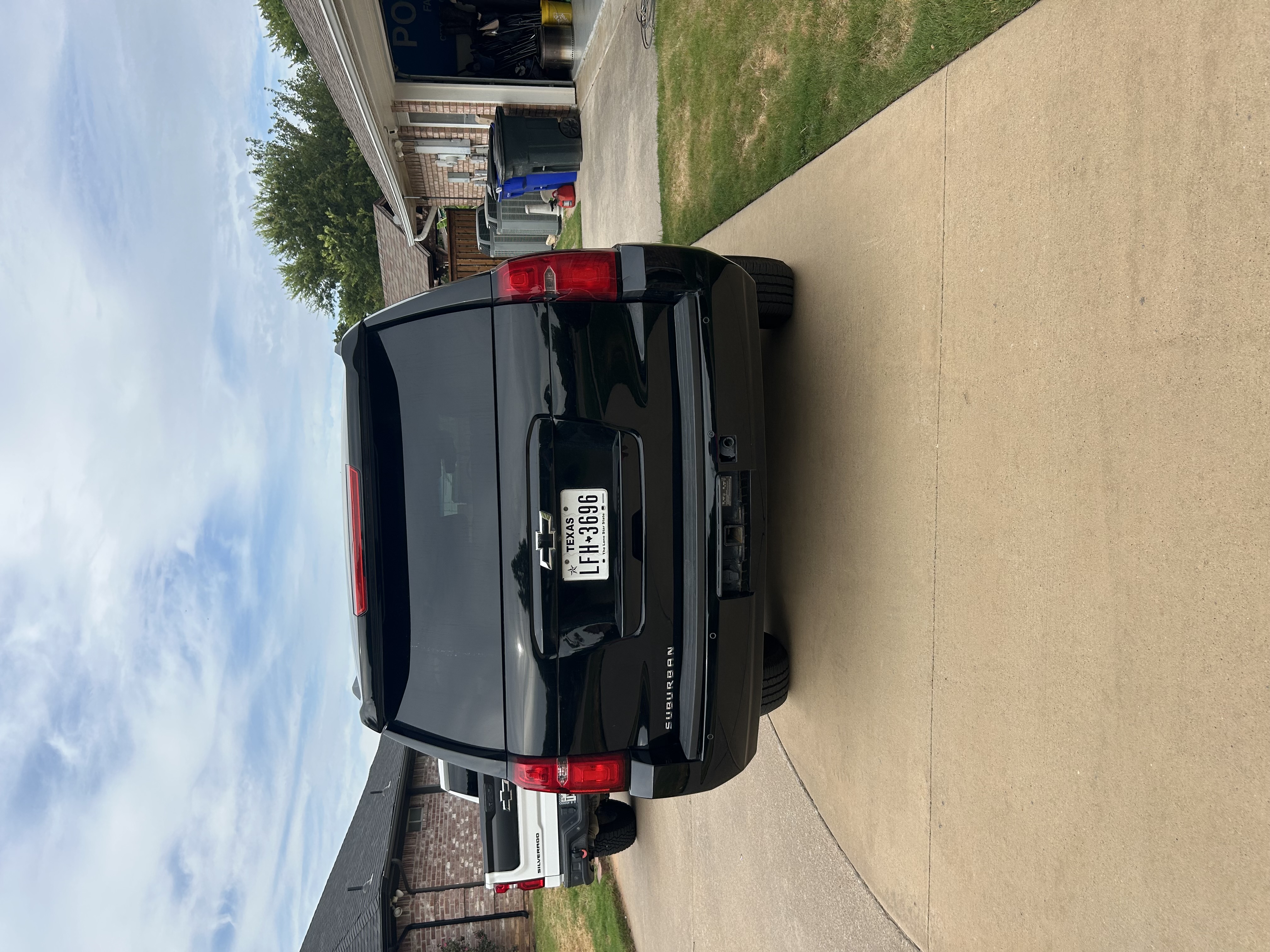 Used 2016 Chevrolet Suburban LT RWD image 5