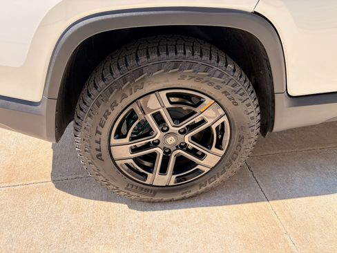 Used 2026 Rivian R1T Premium image 23