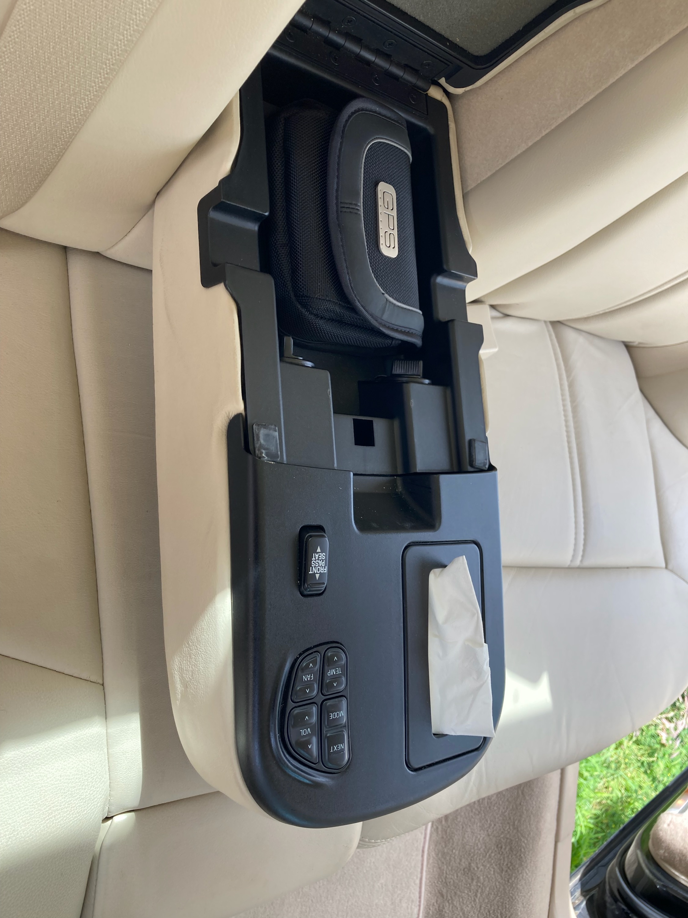 Used 2008 Lincoln Town Car Signature L RWD image 25
