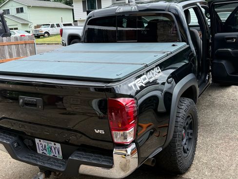 Used 2018 Toyota Tacoma TRD Off-Road AWD/4WD image 8