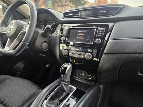 Used 2019 Nissan Rogue SV image 12