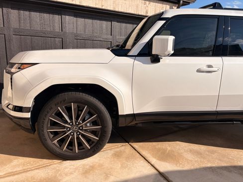 Used 2025 Lexus GX 550 w/ Accessory Package (Z1) image 19