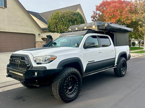 Used 2017 Toyota Tacoma TRD Off-Road image 1