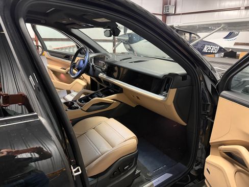 Used 2025 Porsche Cayenne AWD/4WD image 13