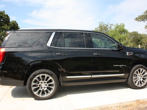 Used 2025 GMC Yukon Denali w/ Denali Reserve Package AWD/4WD image 2