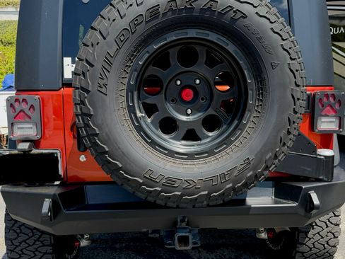 Used 2009 Jeep Wrangler Unlimited Rubicon w/ Dual Top Group AWD/4WD image 12